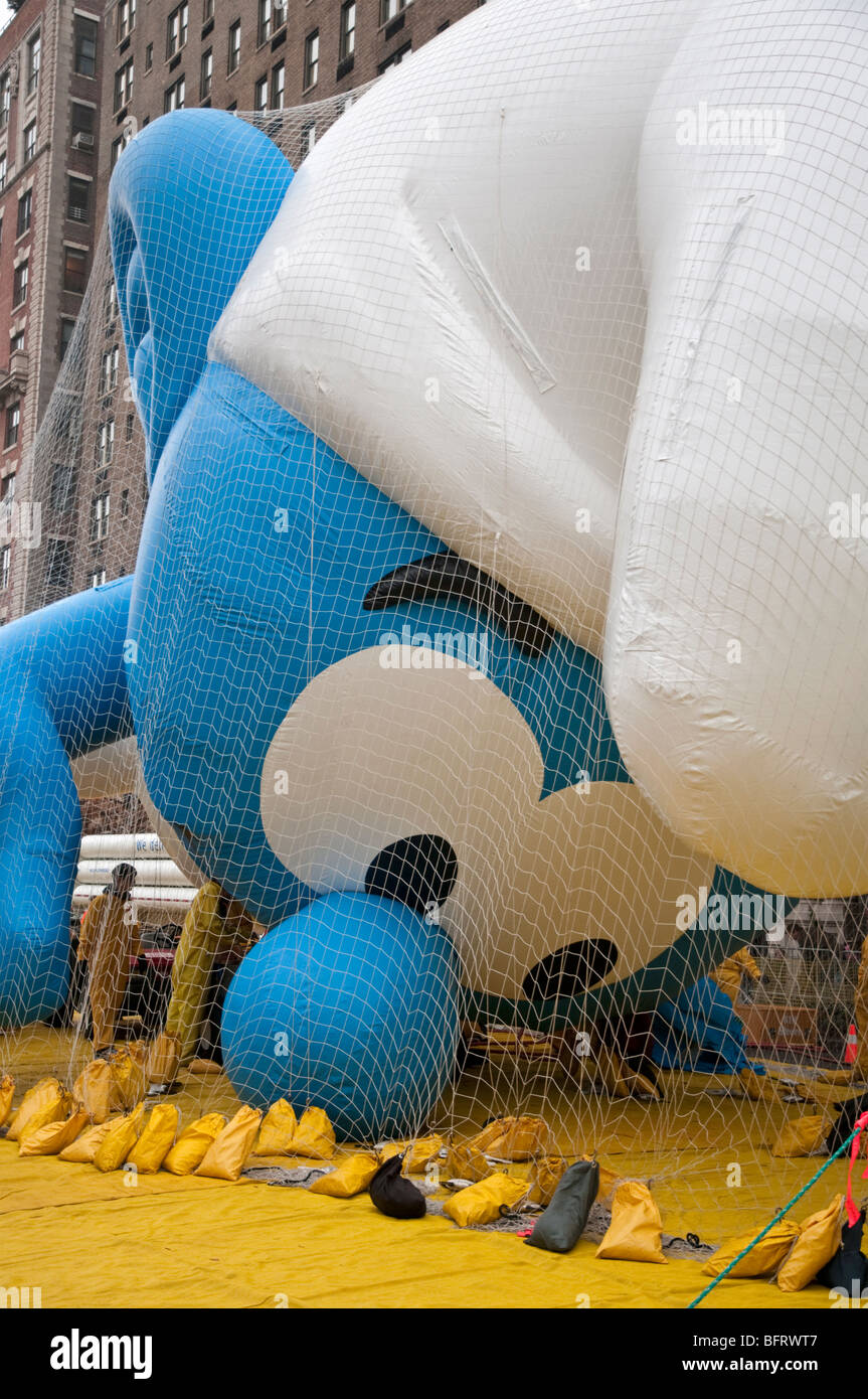 Puffo palloncino che viene insufflato in alto per il 2009 Macy's Thanksgiving Day Parade Foto Stock