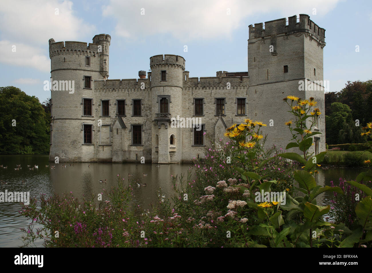 Il castello di Bouchout e fossato con fiori di primo piano a livello nazionale Giardino Botanico del Belgio a Meise (vicino a Bruxelles) in Flemish Brabant, Belgio. Foto Stock