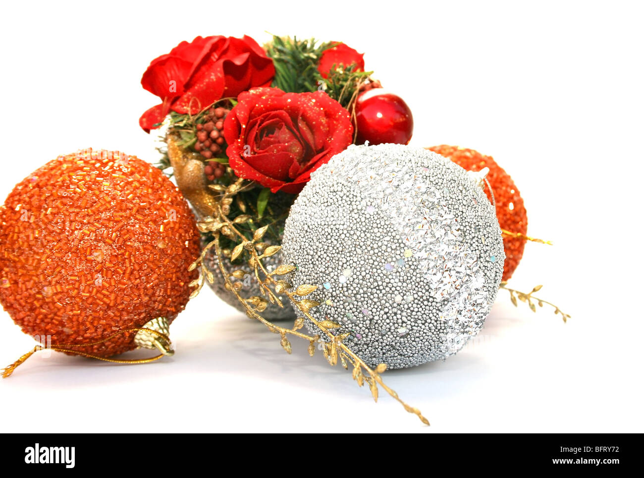 Natale grigio e arancione sfere,rose rosse isolato su sfondo bianco. Foto Stock