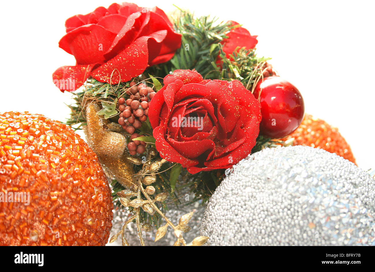Natale grigio e arancione sfere,rose rosse isolato su sfondo bianco. Foto Stock