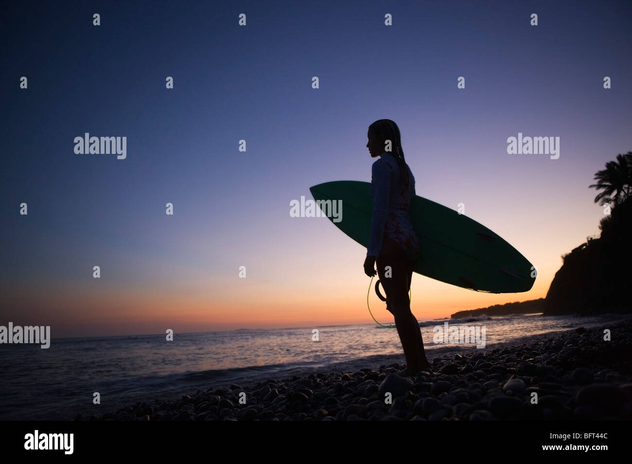 Surfer sulla spiaggia ammirando il tramonto, Punta Burros, Nayarit, Messico Foto Stock