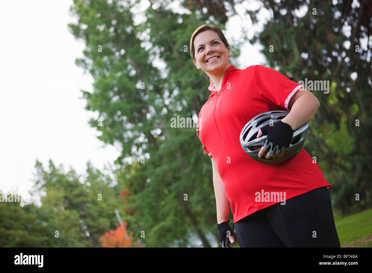 Ritratto di donna pronta per andare in bicicletta Foto Stock