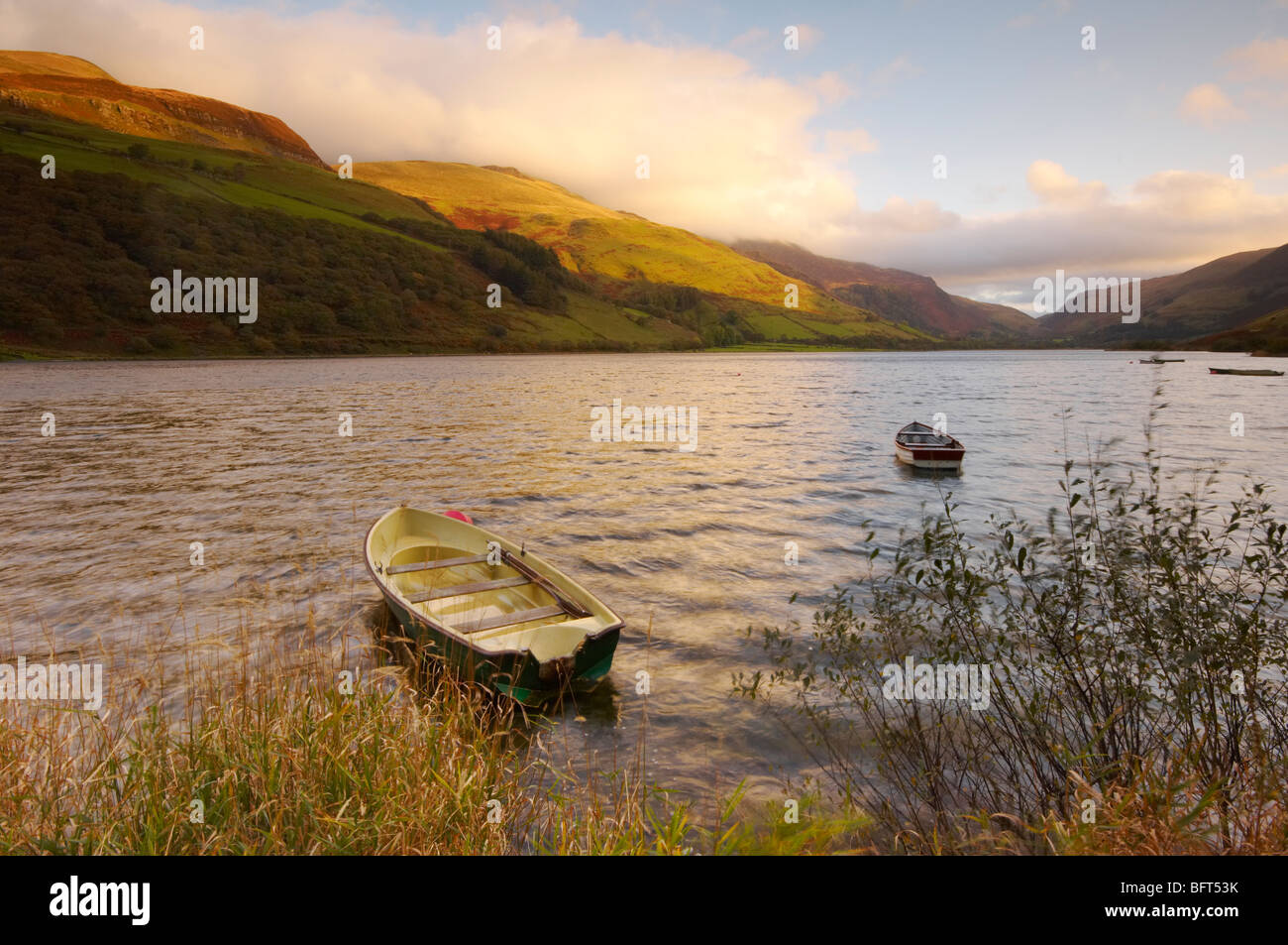 Piccole barche da pesca sul lago all'alba Tal Y Llyn Snowdonia Wales UK Foto Stock