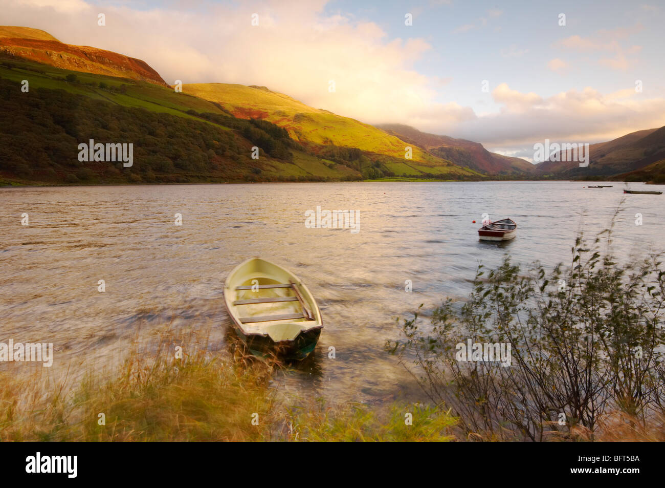 Piccole barche da pesca sul lago all'alba Tal Y Llyn Snowdonia Wales UK Foto Stock