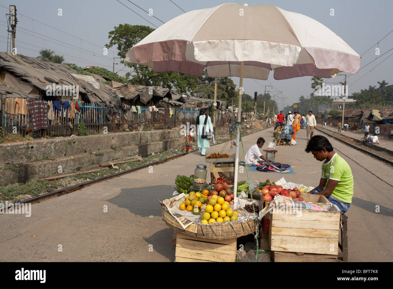Frutta Stand su una piattaforma del treno a Calcutta, West Bengal, India Foto Stock