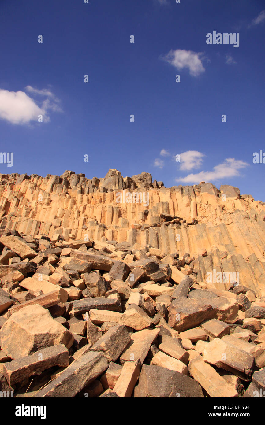 Israele, del Negev, rocce a Haminsara (la falegnameria) Hill nel cratere Ramon Foto Stock