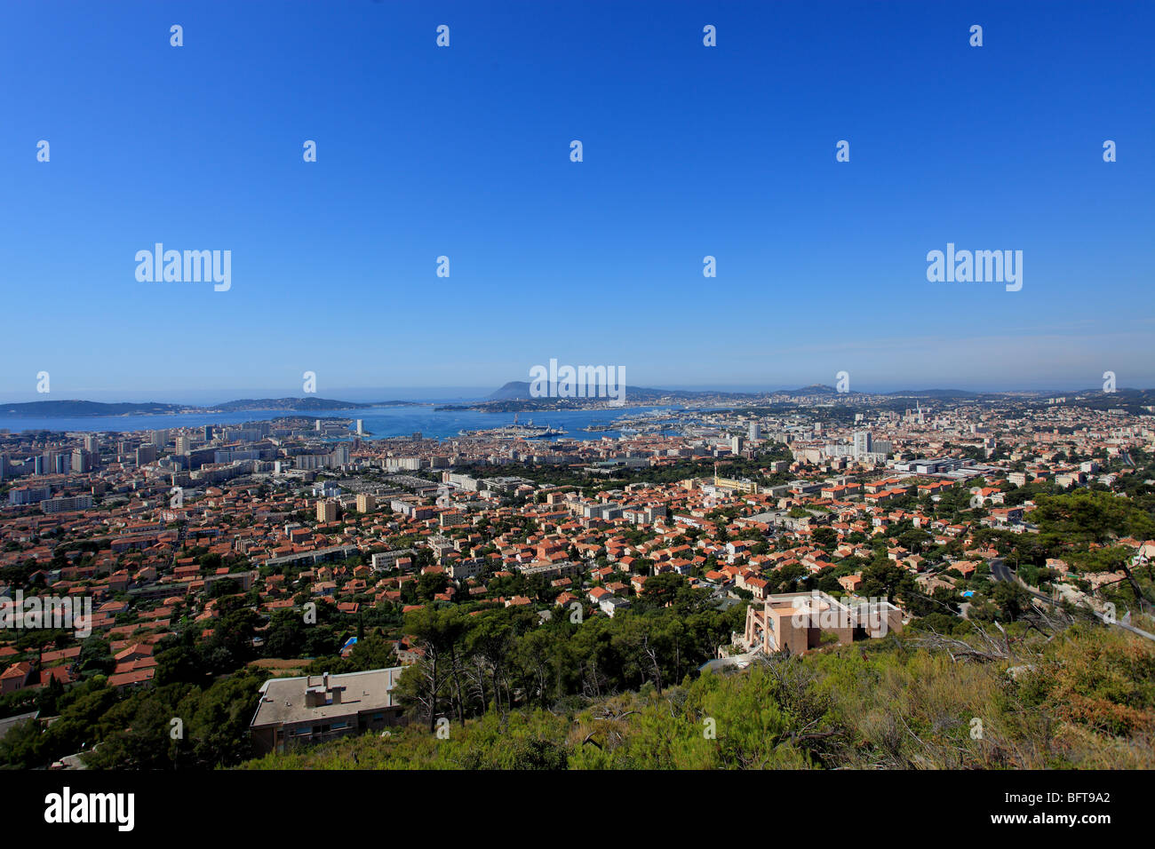 Vista aerea della città e del porto militare di Tolone Foto Stock