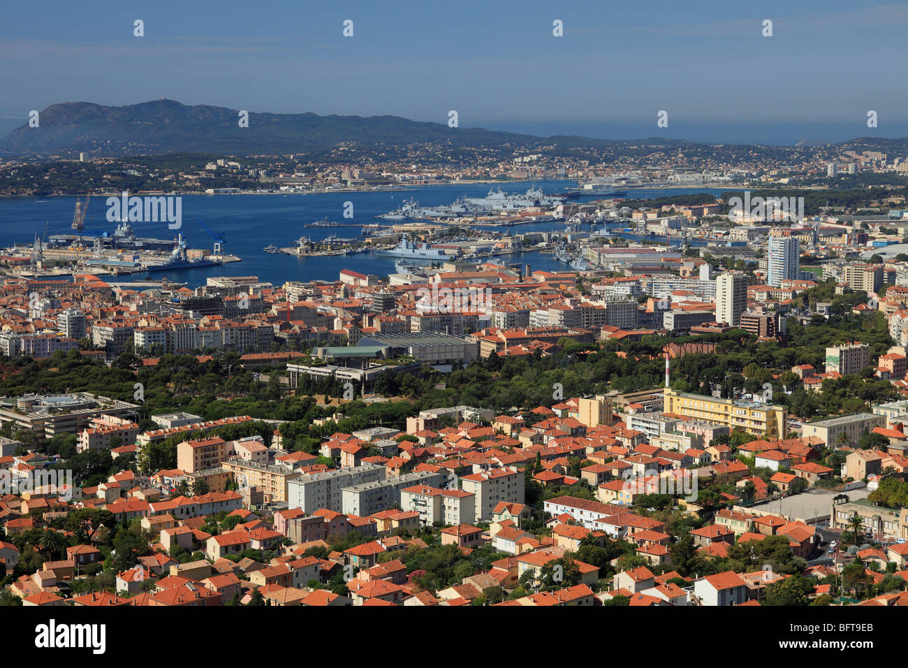 Vista aerea della città e del porto militare di Tolone Foto Stock