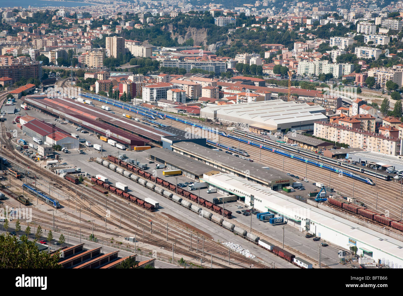 Stazione ferroviaria di Nizza mostra un lungo treno TGV in stazione, Nizza, Provenza, Francia Foto Stock