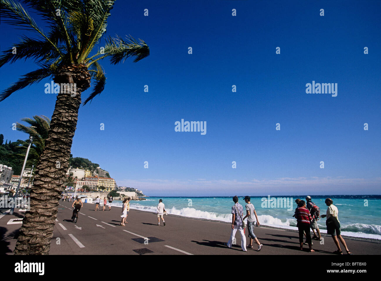 La Promenade des Anglais rivolta verso il mare mediterraneo a Nizza Foto Stock