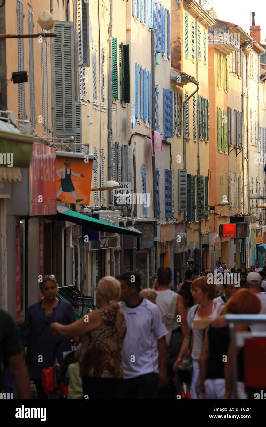 La vivace scena di strada nella città vecchia di La Ciotat Foto Stock