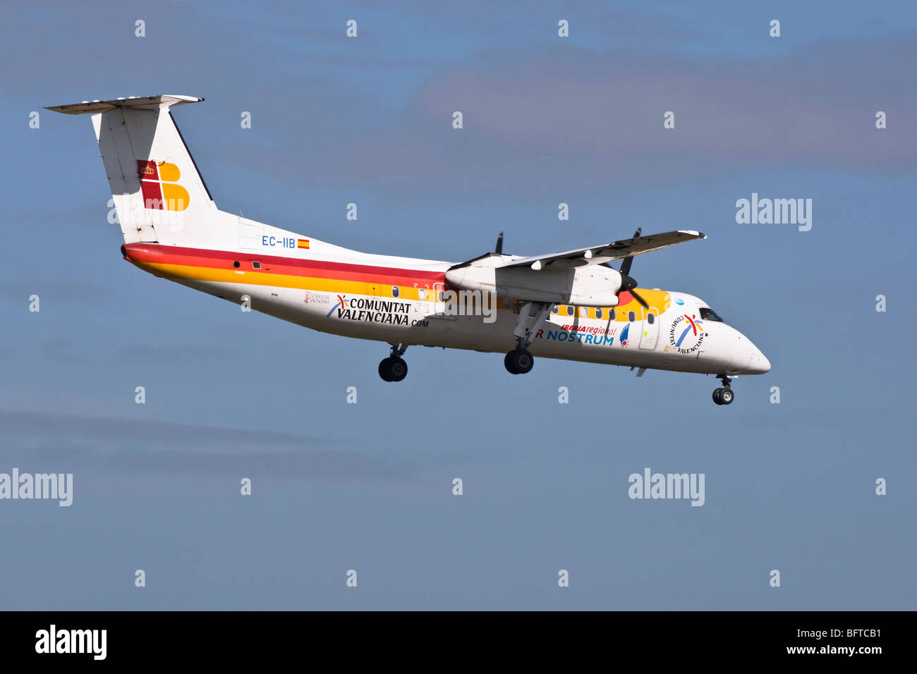 Un De Havilland Canada/ Bombadier Dash 8 turboelica liner alimentatore della compagnia aerea spagnola Air Nostrum/ Iberia Foto Stock