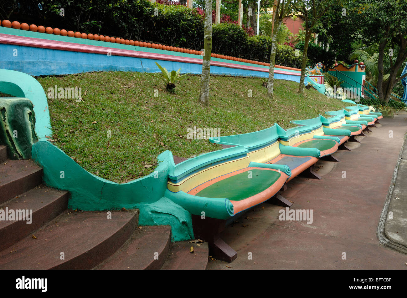 Multicolore o multicolore di cemento dipinta una panchina nel parco, panche o poltrone, Tiger Balm Gardens Chinese Theme Park, Singapore Foto Stock