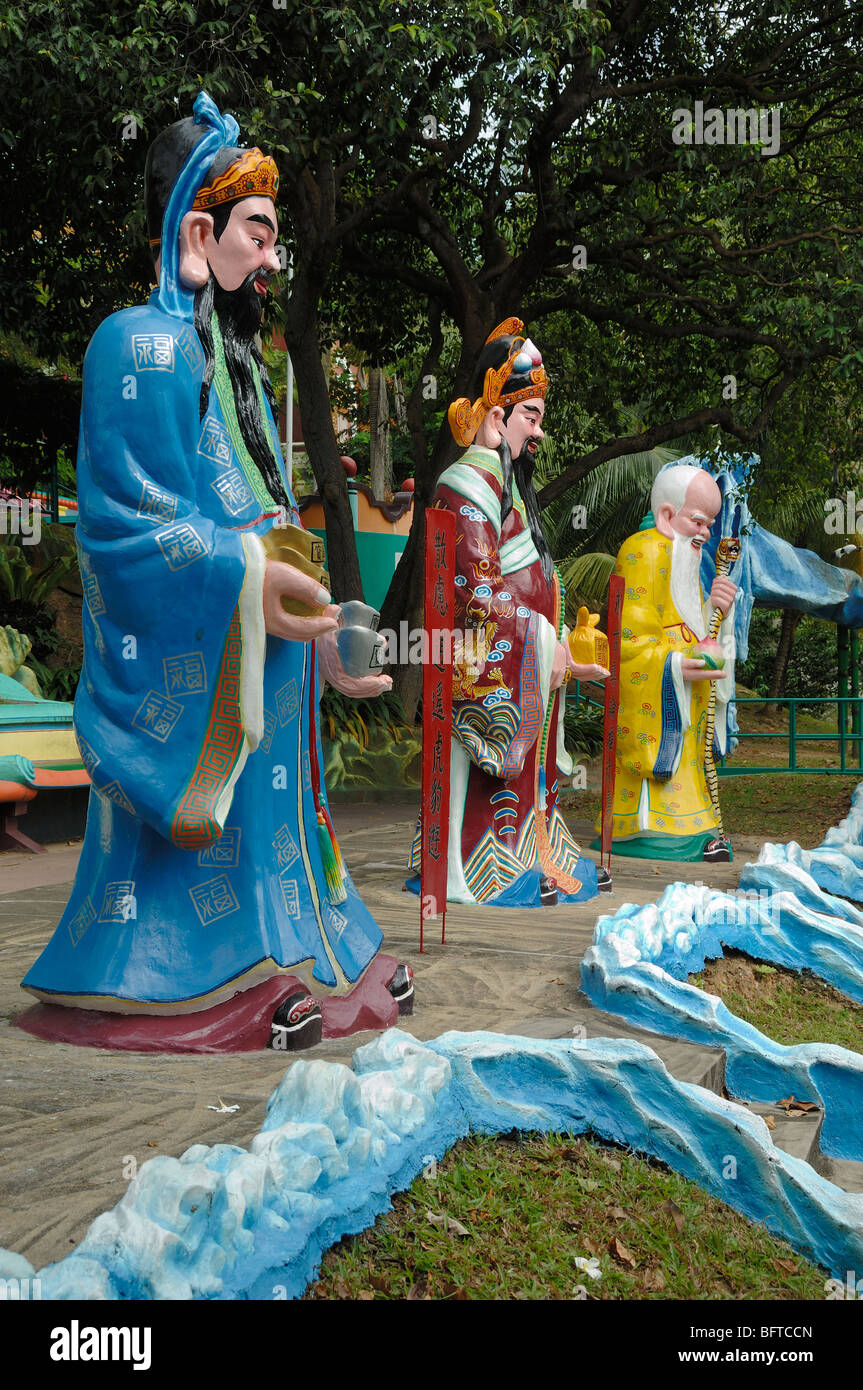 Statue di fu Lu Shou, divinità cinesi o Sanxing o divinità fortunate della fortuna, prosperità e longevità, Parco a tema Cinese dei Giardini della Tigre Balm, Singapore Foto Stock