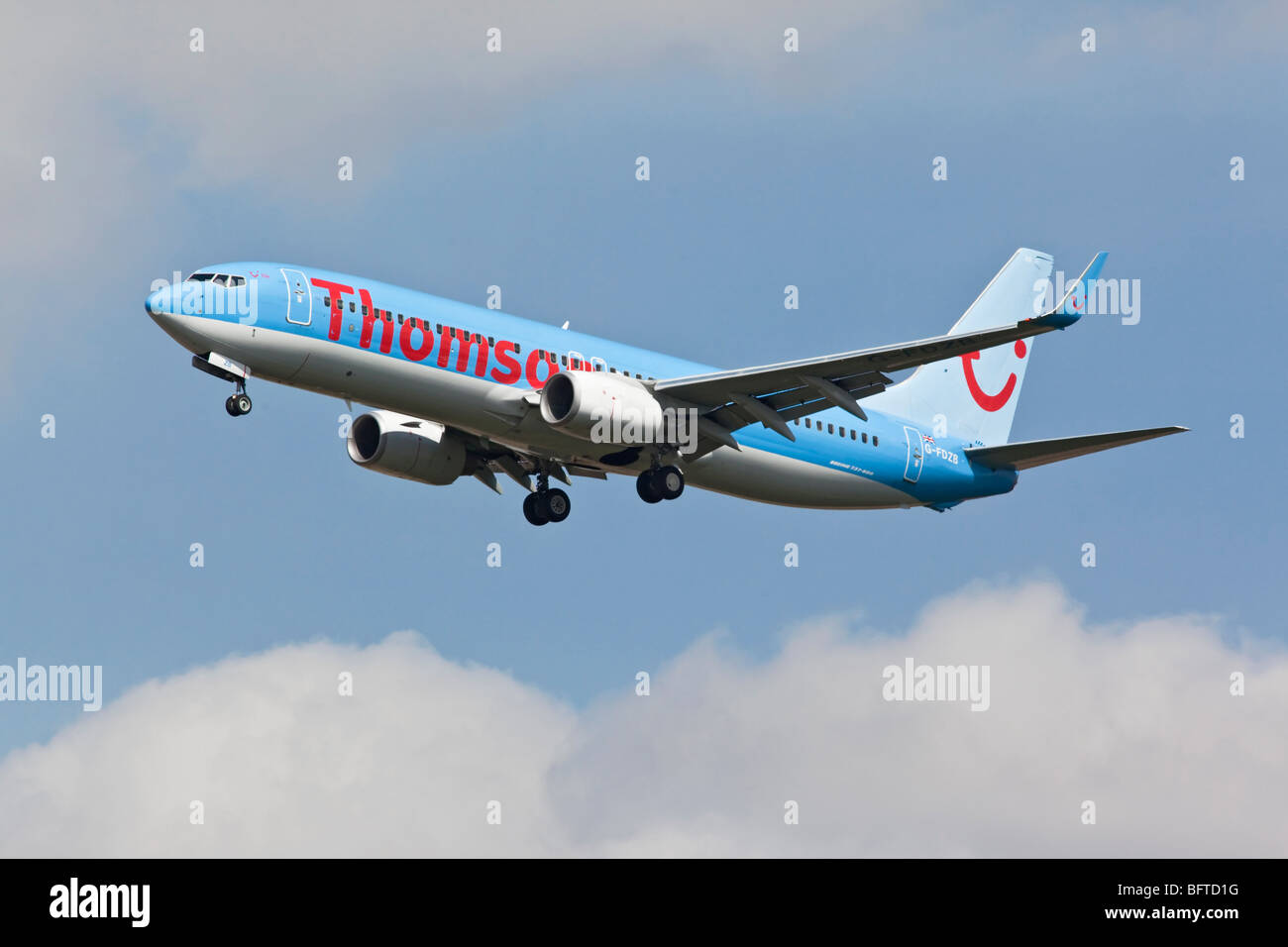 Un Boeing B737 serie 800 britannico della compagnia aerea vacanze TUI/ Thomson su approccio finale Foto Stock