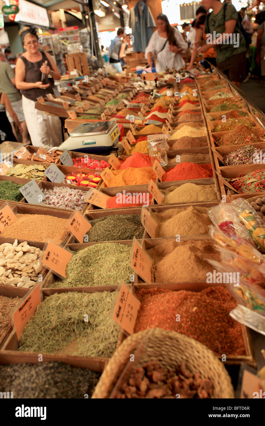 Il colorato mercato coperto nella città vecchia di Antibes Foto Stock