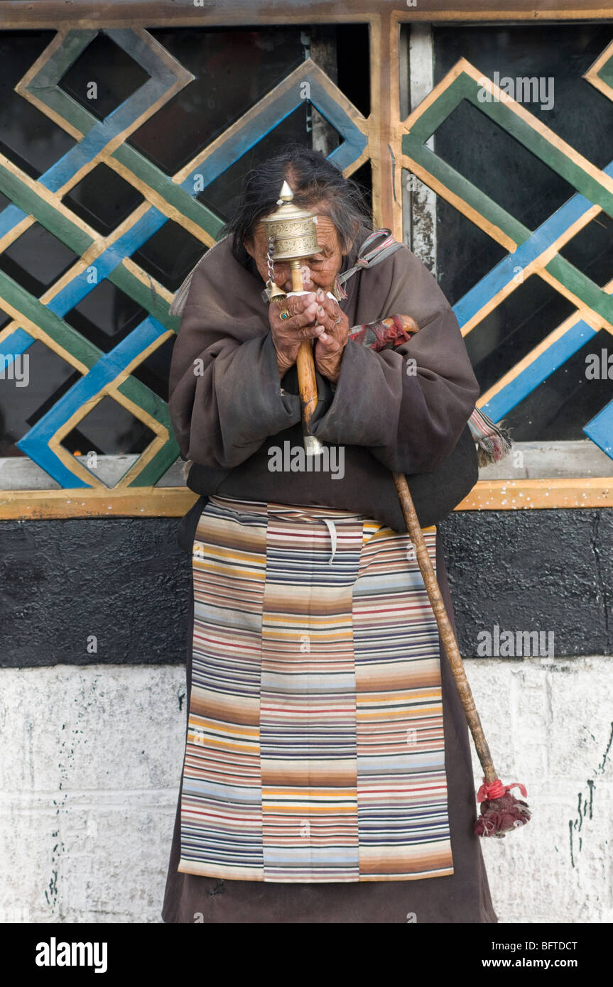 Un tibetano eldery donna orante a Jokhang Tempio in Piazza Barkor Lhasa Tibet Foto Stock