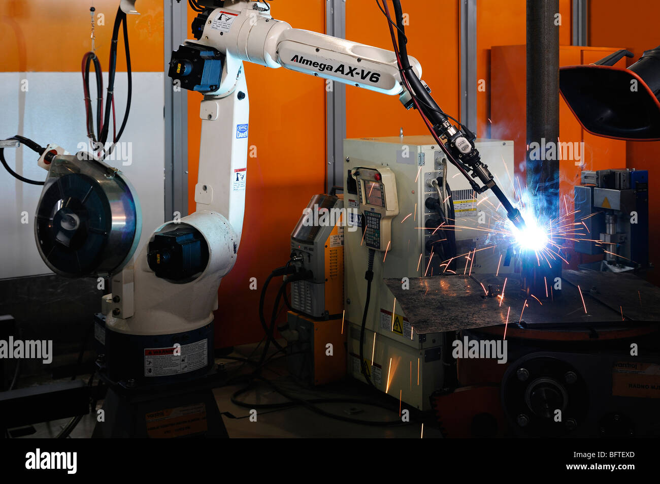 Braccio di robot di saldatura in un impianto di ingegneria Foto Stock