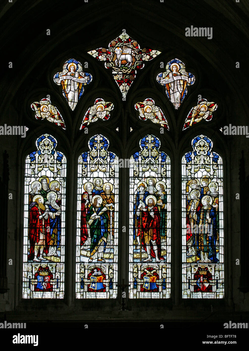 Il vetro macchiato oriente finestra raffigurante molti santi, la chiesa di San Giovanni Battista, Bishopstone, Wiltshire Foto Stock