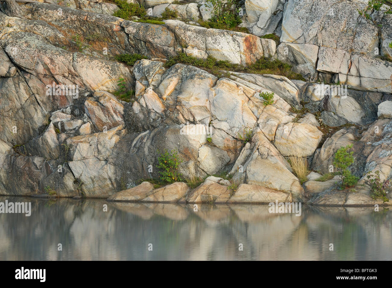 Scogliere di granito si riflette nel lago George all'alba, Killarney Provincial Park, Ontario, Canada Foto Stock