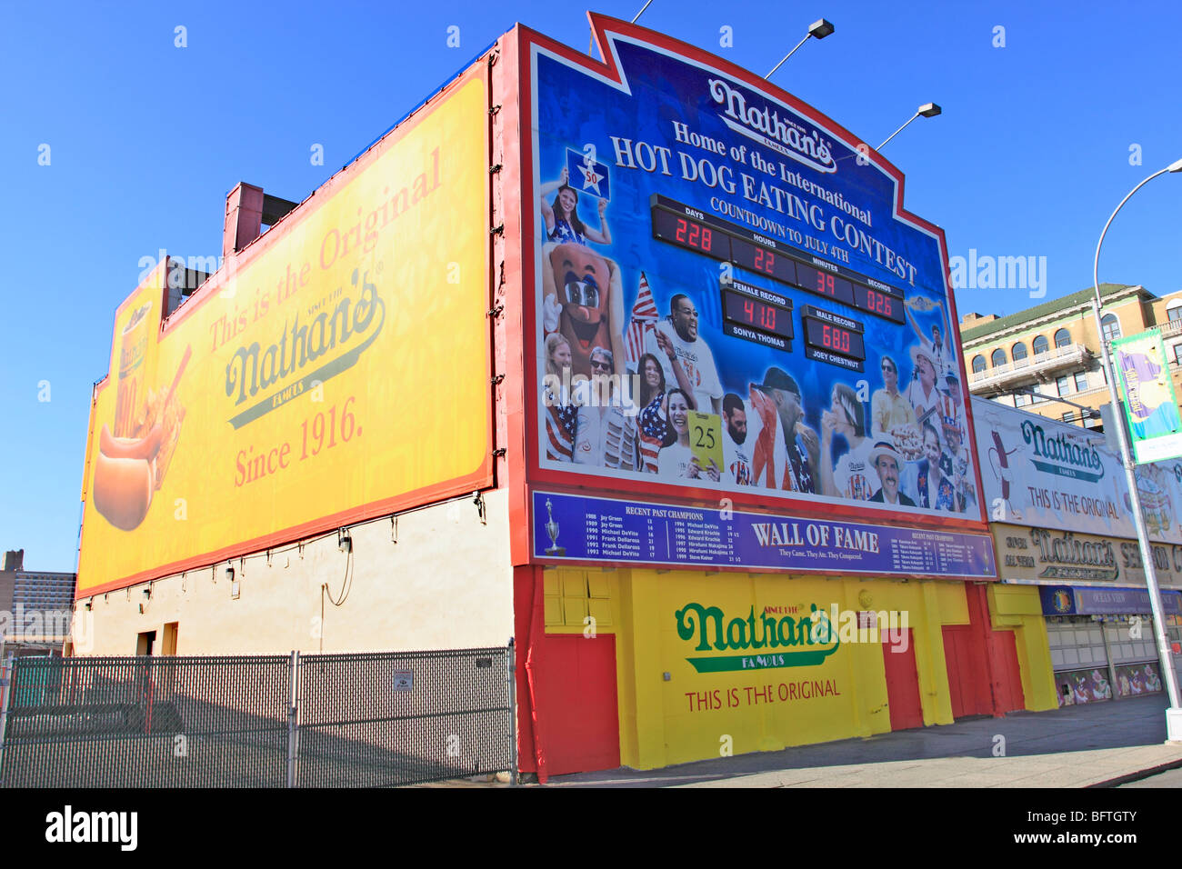 Il Nathans famoso ristorante 4 di Luglio di hot dog eating contest "wall of fame' del passato e campioni correnti, Coney Island, NY Foto Stock