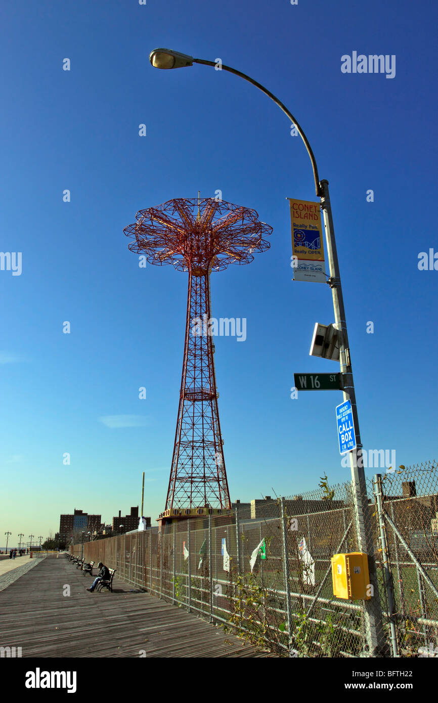 Il vecchio parachute jump ride, ora chiusa, Coney Island Amusement Park, Brooklyn, NY Foto Stock