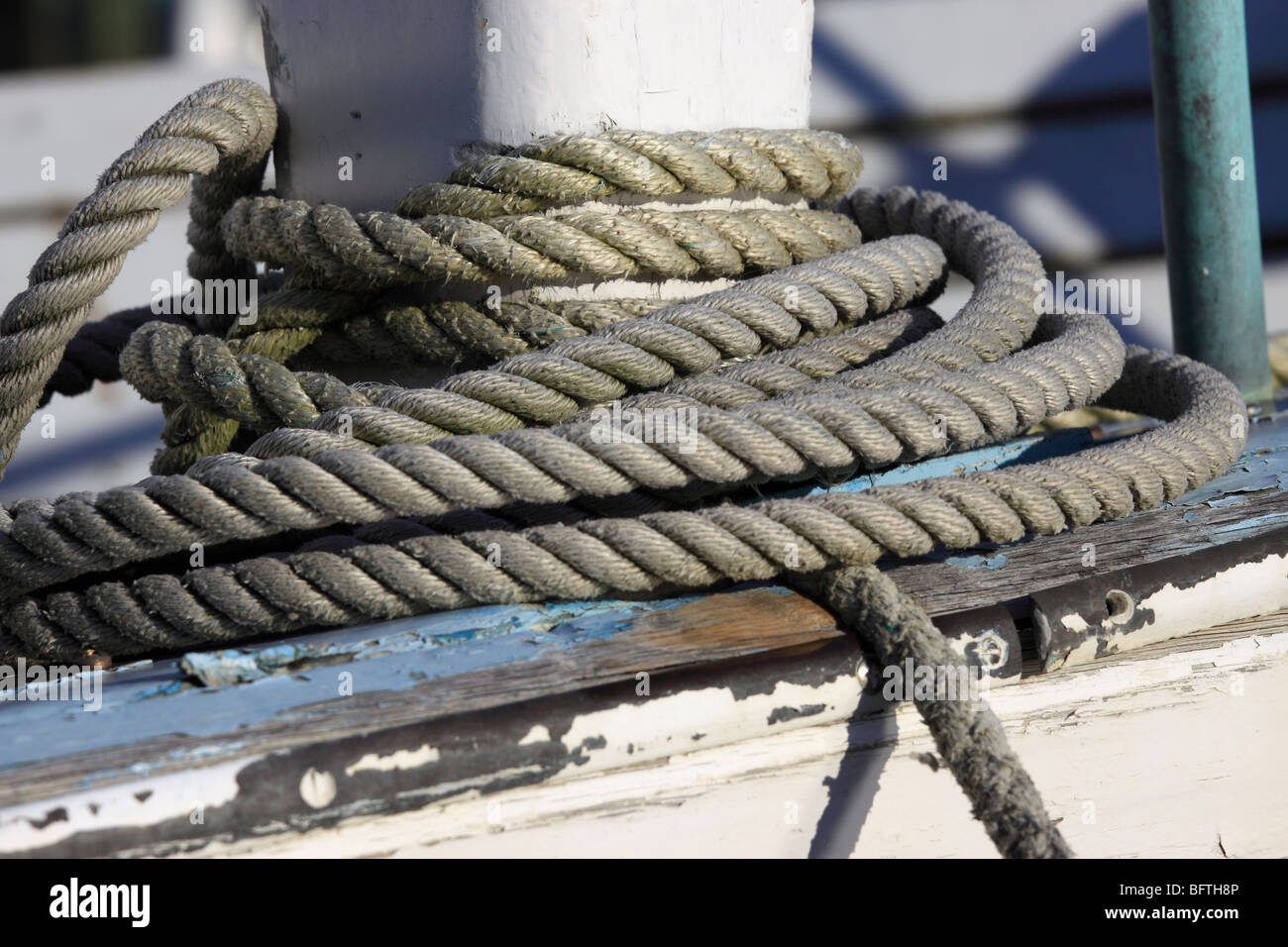 La corda tirante verso il basso sulla barca di Long Island, NY Foto Stock