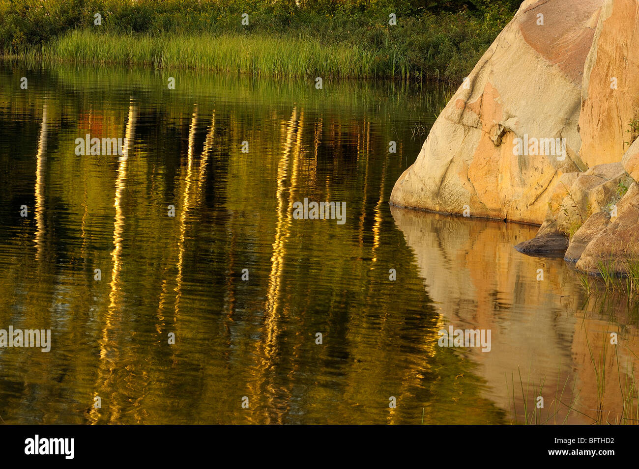 Roccia di granito si riflette nel lago George, Killarney Provincial Park, Ontario, Canada Foto Stock