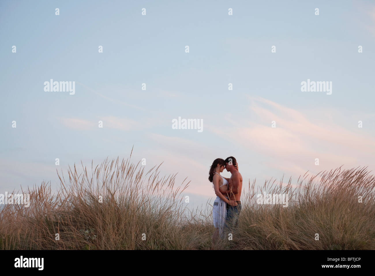 Giovane kissing nel pettine in spiaggia Foto Stock