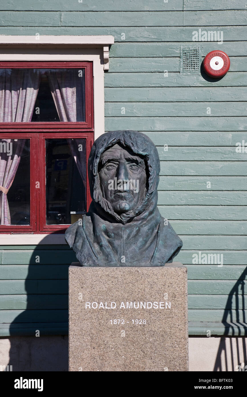 Museo polare in Tromso, Norvegia. con una statua di Roald Amundsen al di fuori Foto Stock