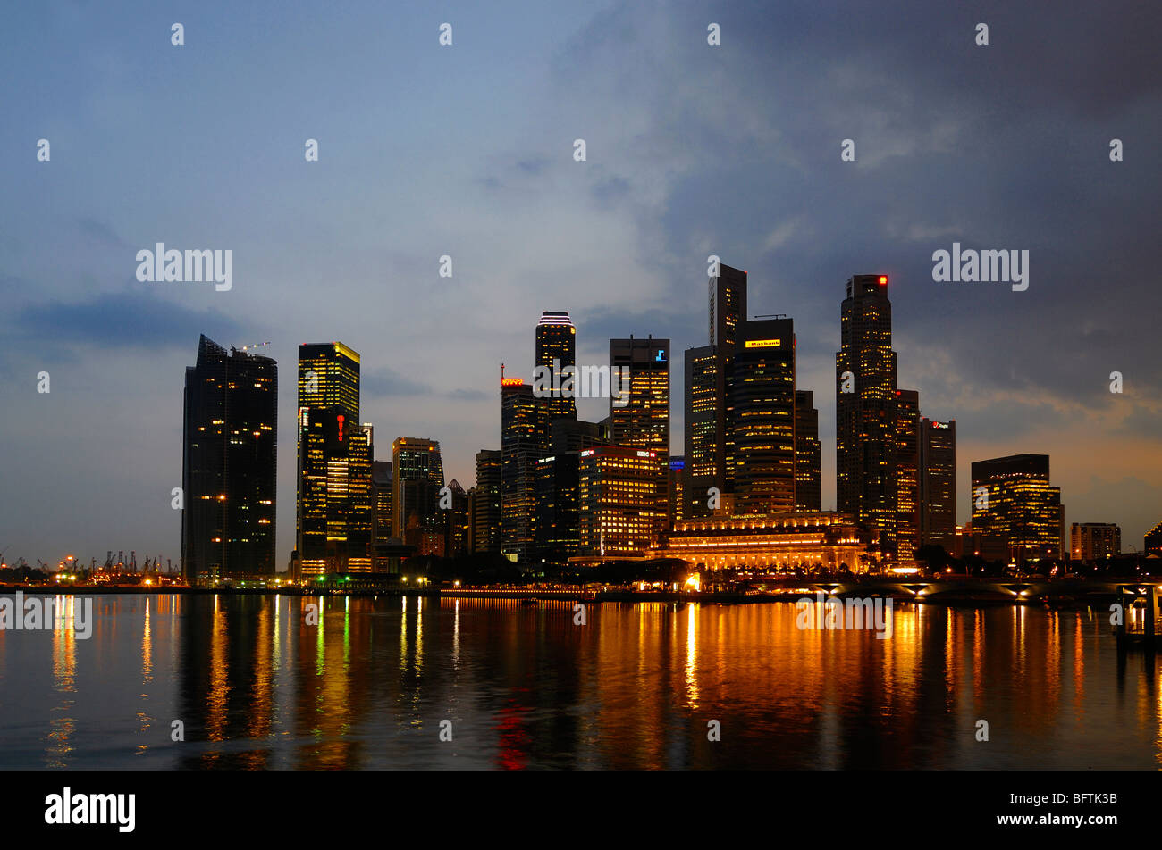 Citscape, Townscape o Dramatic Dusk View sul quartiere finanziario, gli uffici, i blocchi della Torre, i grattacieli e lo skyline del porto di Singapore, Singapore Foto Stock