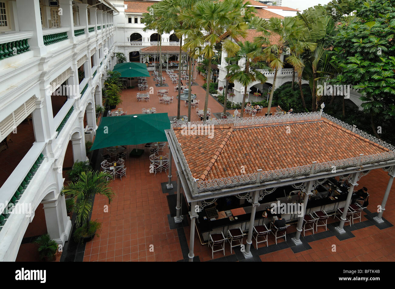 Interni del Raffles Hotel, cortile, giardini e Terrazza Bar all'aperto, Singapore Foto Stock