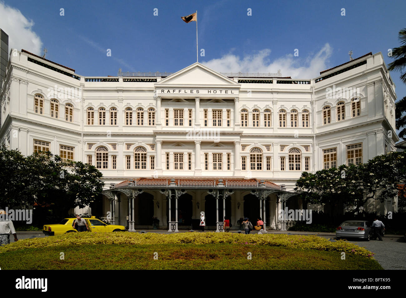 Raffles Hotel, ingresso principale e facciata frontale su Beach Road, progettato dal Regent Alfred John Bidwell (1899) Singapore Foto Stock