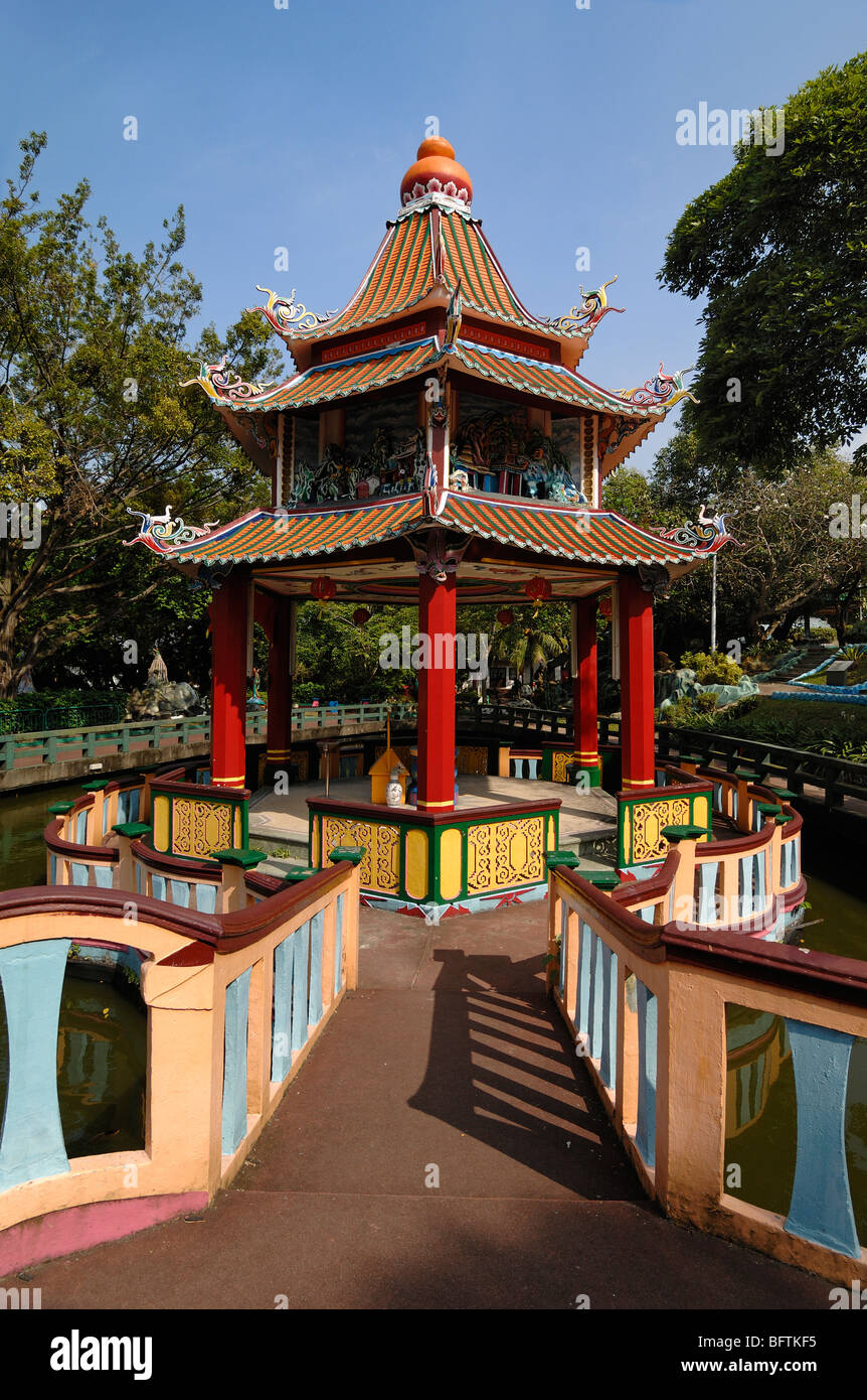 Pagoda Cinese principale, stagno dei pesci e ponte, chiosco giardino o padiglione, Parco a tema Cinese dei Giardini della Tigre Balm, Singapore Foto Stock