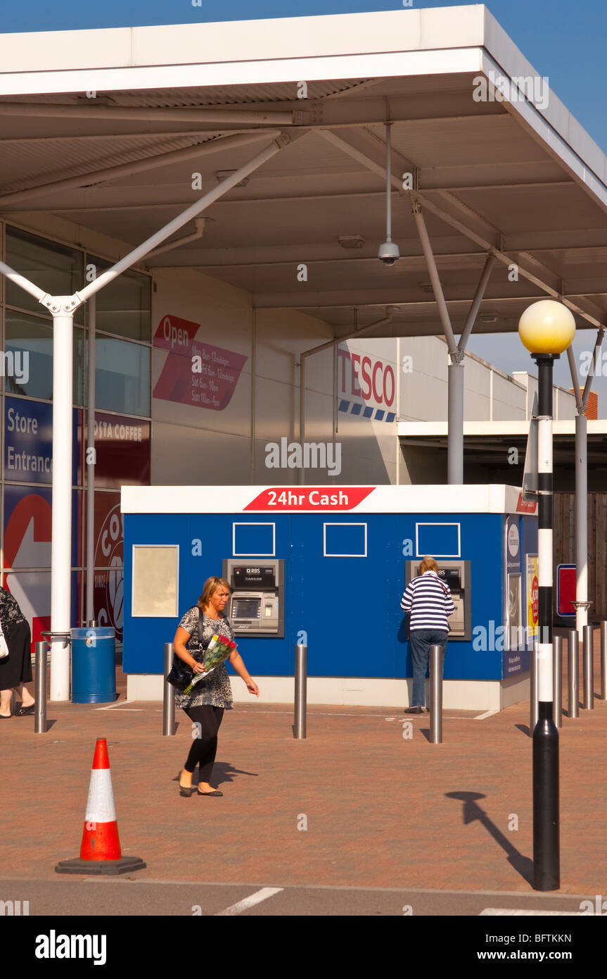 A 24 hr bancomat al di fuori il supermercato Tesco supermercato a Beccles,Suffolk, Regno Unito Foto Stock