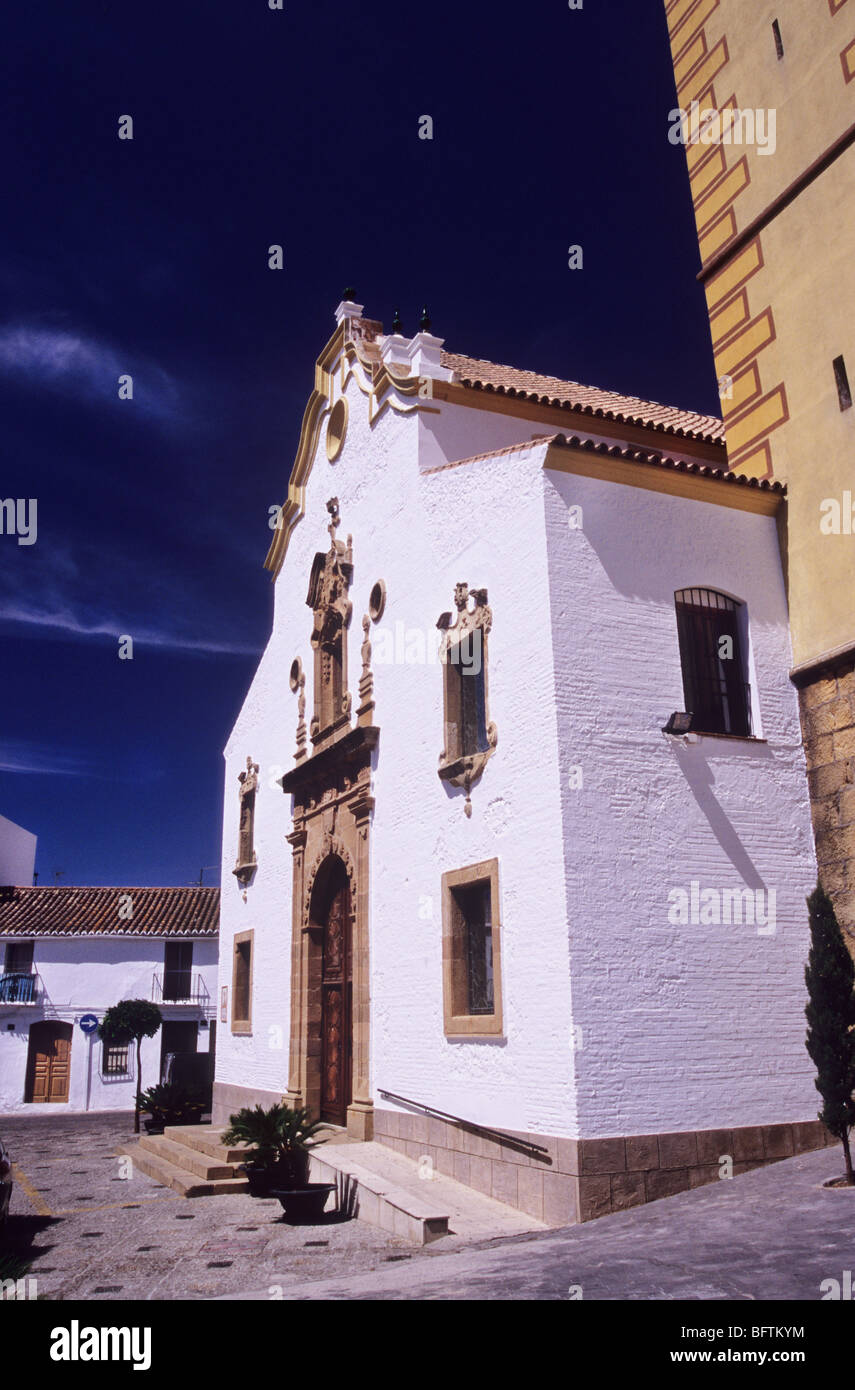 Plaza Padre Manuel. Estapona. Spagna. Bella, la chiesa e la piazza di città vecchia di Estapona. Vecchia architettura spagnola. Il turismo Foto Stock