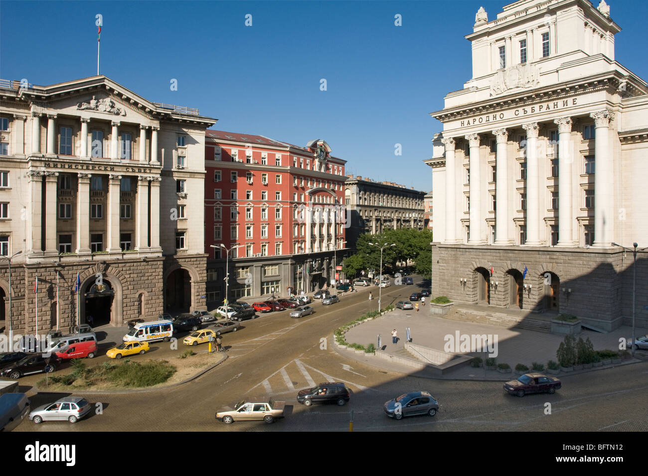 Centro di Sofia, architettura vintage, edificio del Consiglio dei Ministri sulla piazza Nezavisimost, Assemblea Nazionale sulla destra, Balcani, Bulgaria Foto Stock