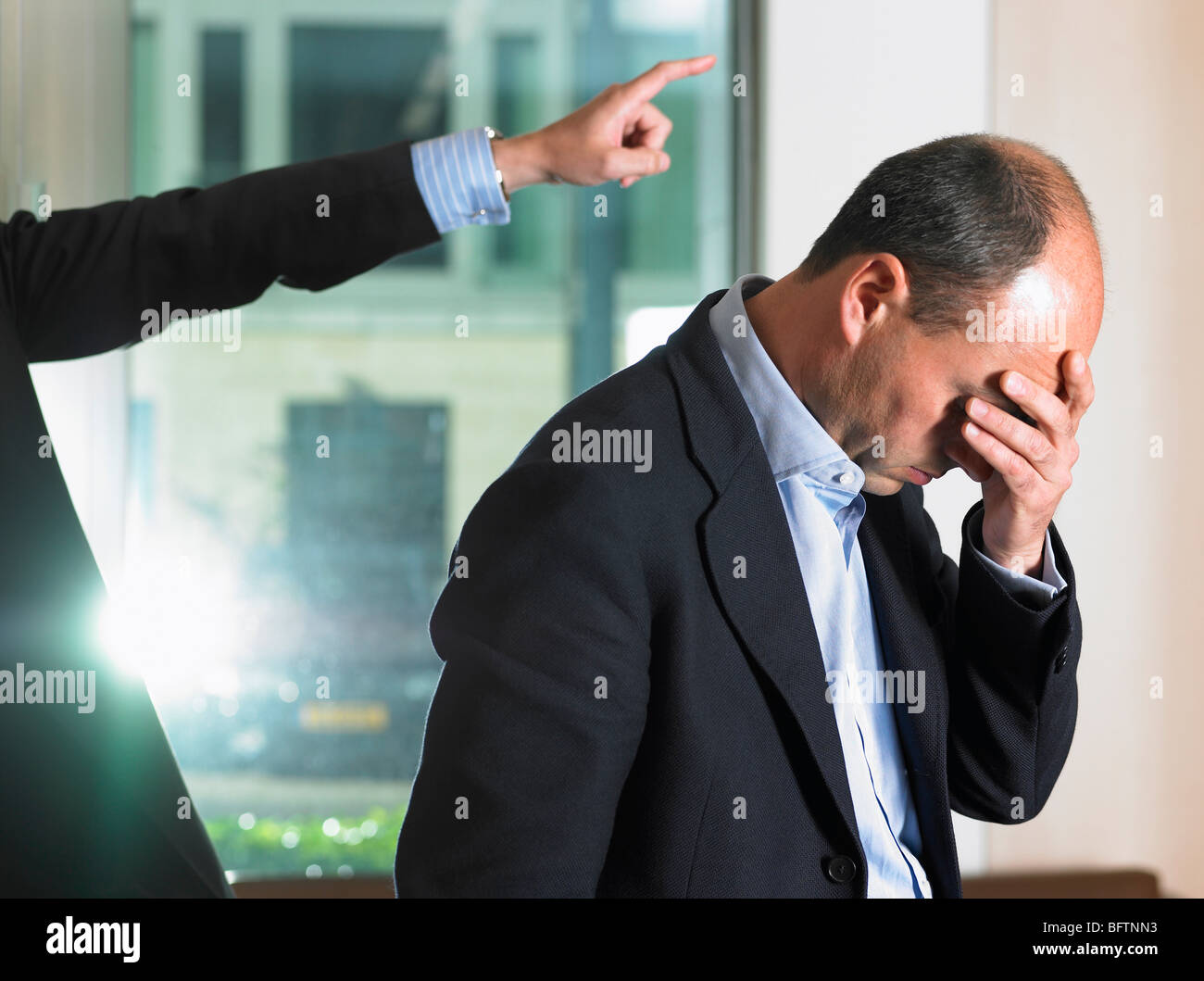 L'uomo getting licenziato dal suo posto di lavoro Foto Stock