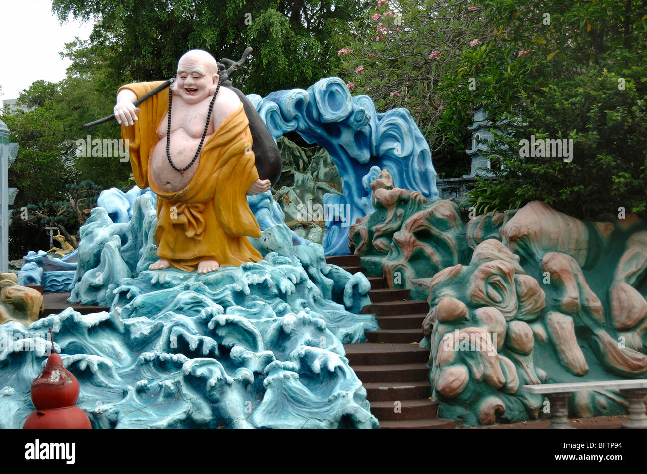 Statua del Buddha in carne e ossa, folklore cinese o confucianesimo, Parco a tema Cinese dei Giardini della Tigre Balm, Singapore Foto Stock