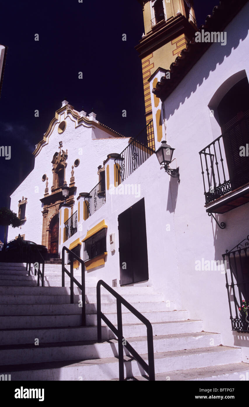 Plaza Padre Manuel. Estapona. Spagna. Bella, la chiesa e la piazza di città vecchia di Estapona. Vecchia architettura spagnola. Il turismo Foto Stock