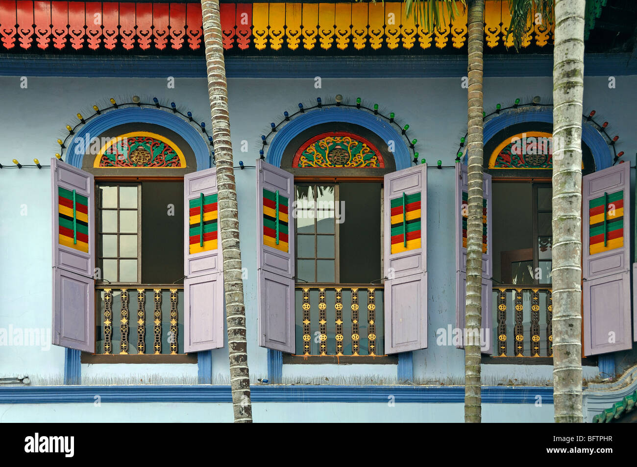 Multi-colorato o multicolore finestre verniciate e persiane, Tan Teng Niah Casa Cinese o Mansion, Little India, Singapore Foto Stock