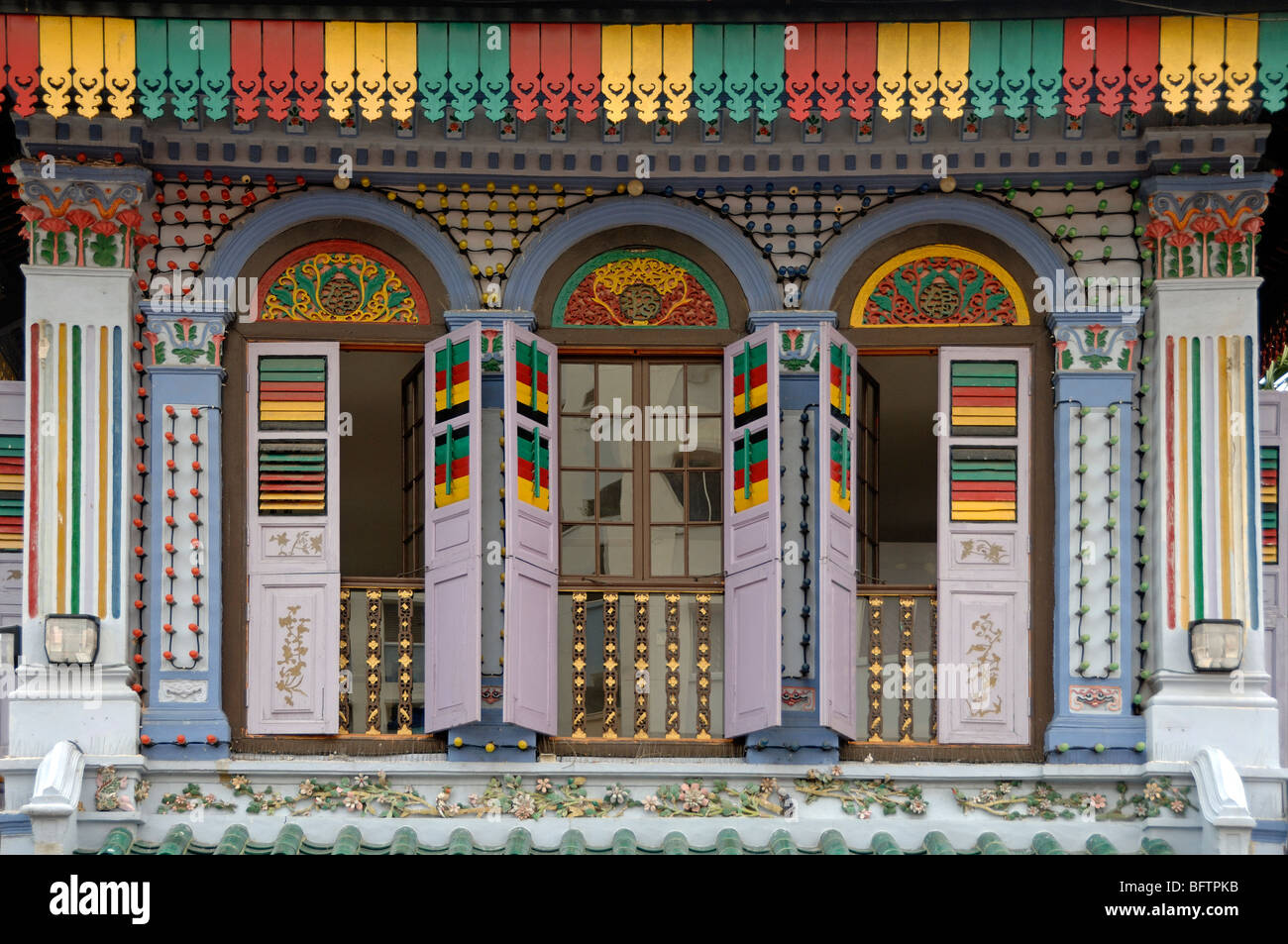 Multi-colorato o multicolore finestre verniciate e persiane, Tan Teng Niah Casa Cinese o Mansion, Little India, Singapore Foto Stock