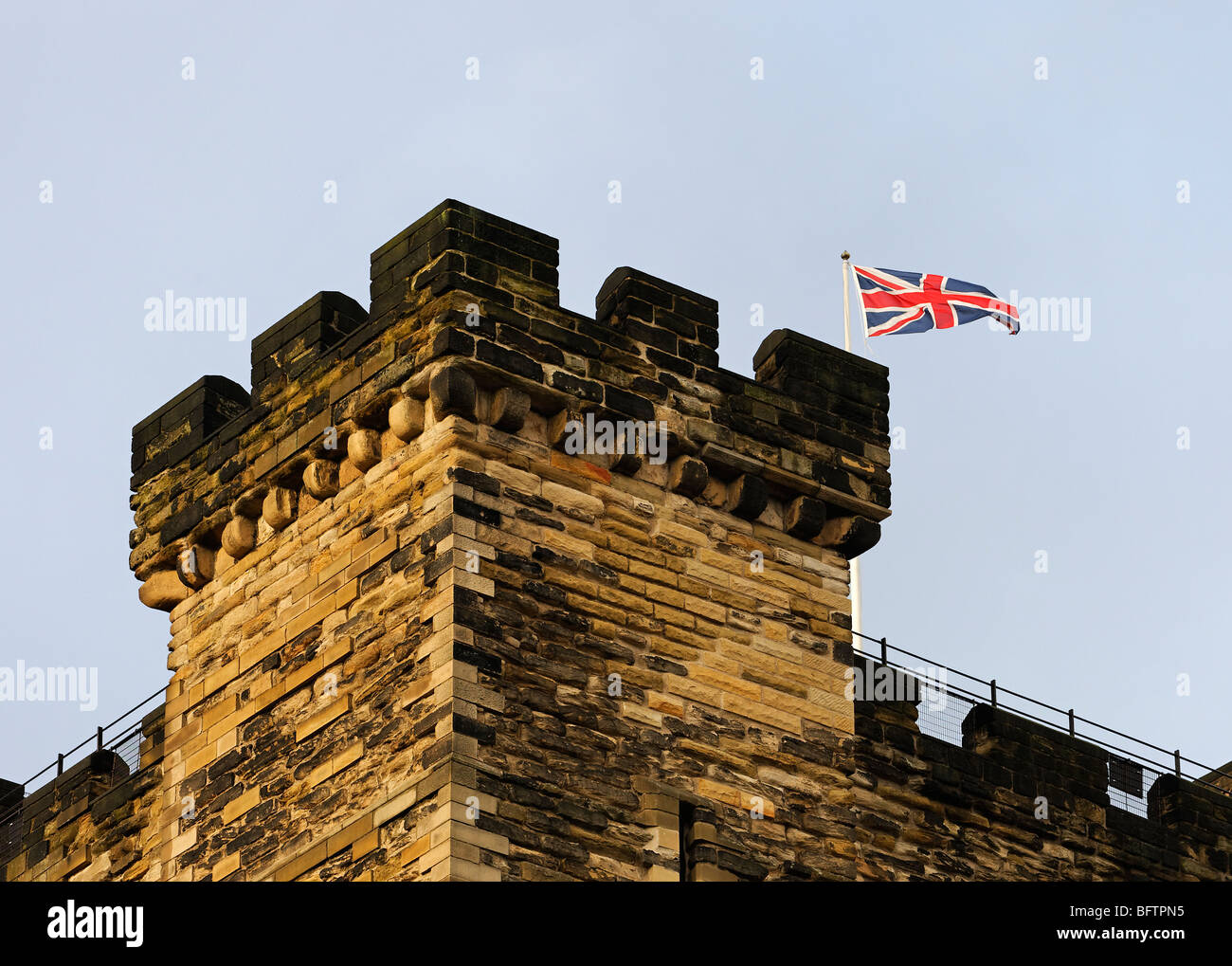 Una torretta e unione di bandiera sul castello di mantenere a Newcastle-upon-Tyne Foto Stock