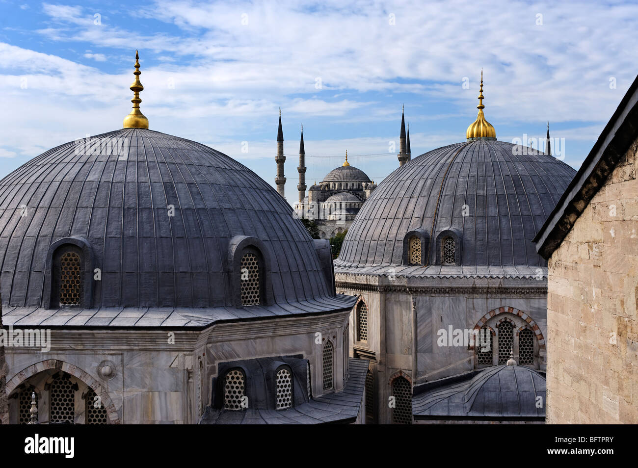 Vista da una finestra superiore di Aya Sofia Hagia Sophia la chiesa della Santa saggezza in Istanbul Foto Stock
