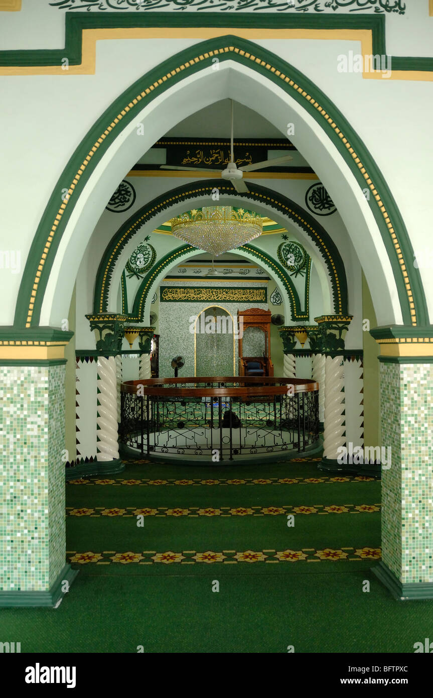 Interno della sala di preghiera con archi orientali verdi, moschea Abdul Gaffoor o Masjid Abdul Gaffoor (1907) Little India, Singapore Foto Stock