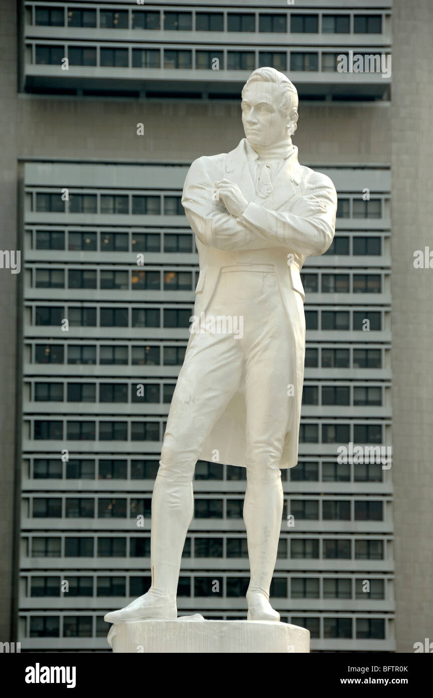 Statua a lunghezza intera di Sir Thomas Stamford Raffles (1781-1826), Amministratore coloniale, Governatore e fondatore di Singapore, Clarke Quay Singapore Foto Stock