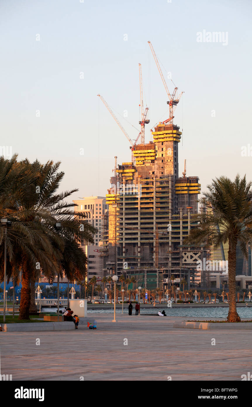 Le torri di Dubai grattacielo, essendo costruito da Dubai International Properties in Qatar capitale, in costruzione nel novembre 2009 Foto Stock