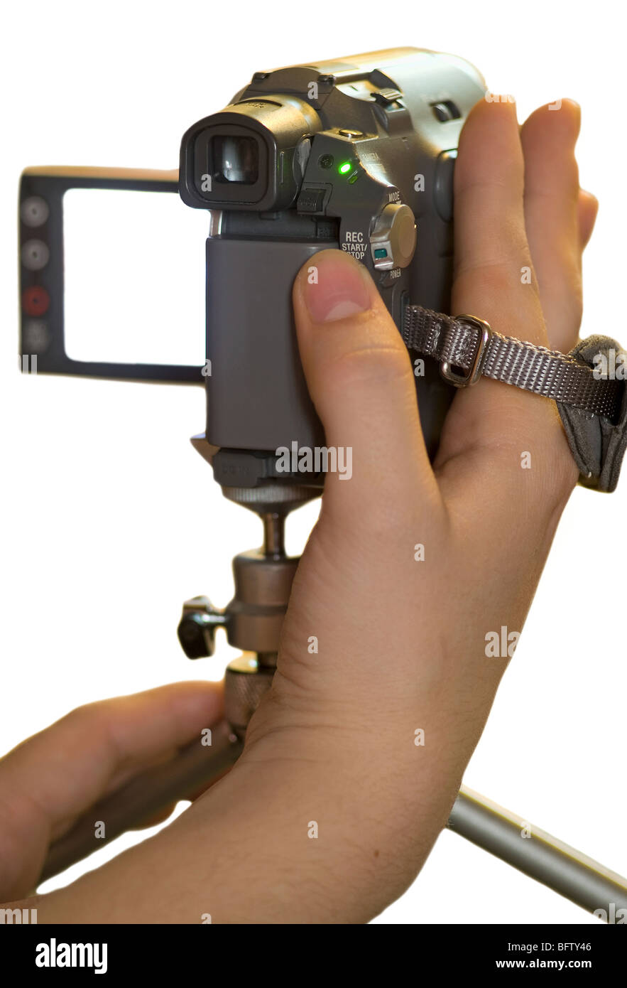 Videocamera MiniDv nelle mani di uomo con bianco trasparente posto sul display Foto Stock