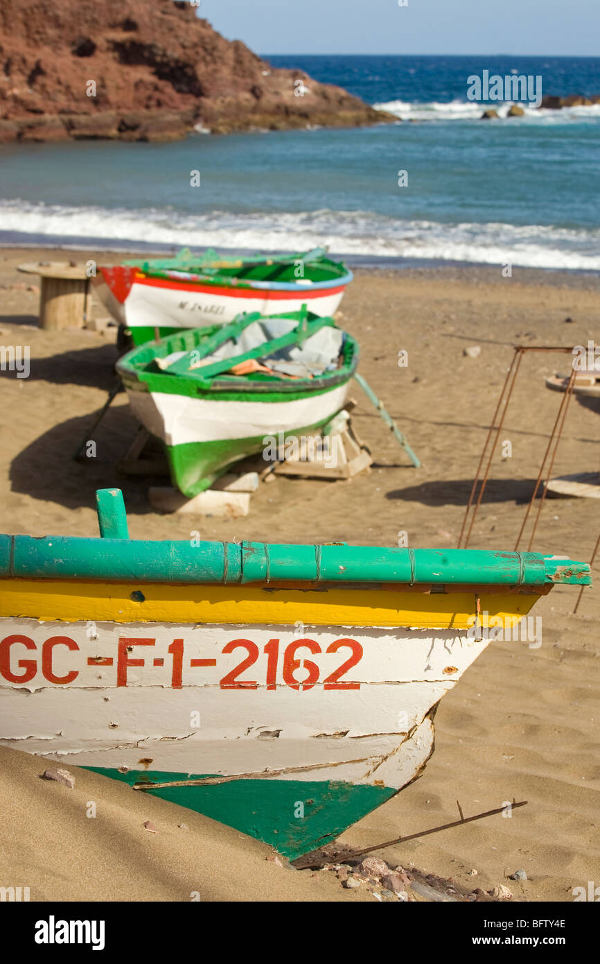 Vecchie barche da pesca sulla spiaggia Burrero in Gran Canaria Foto Stock