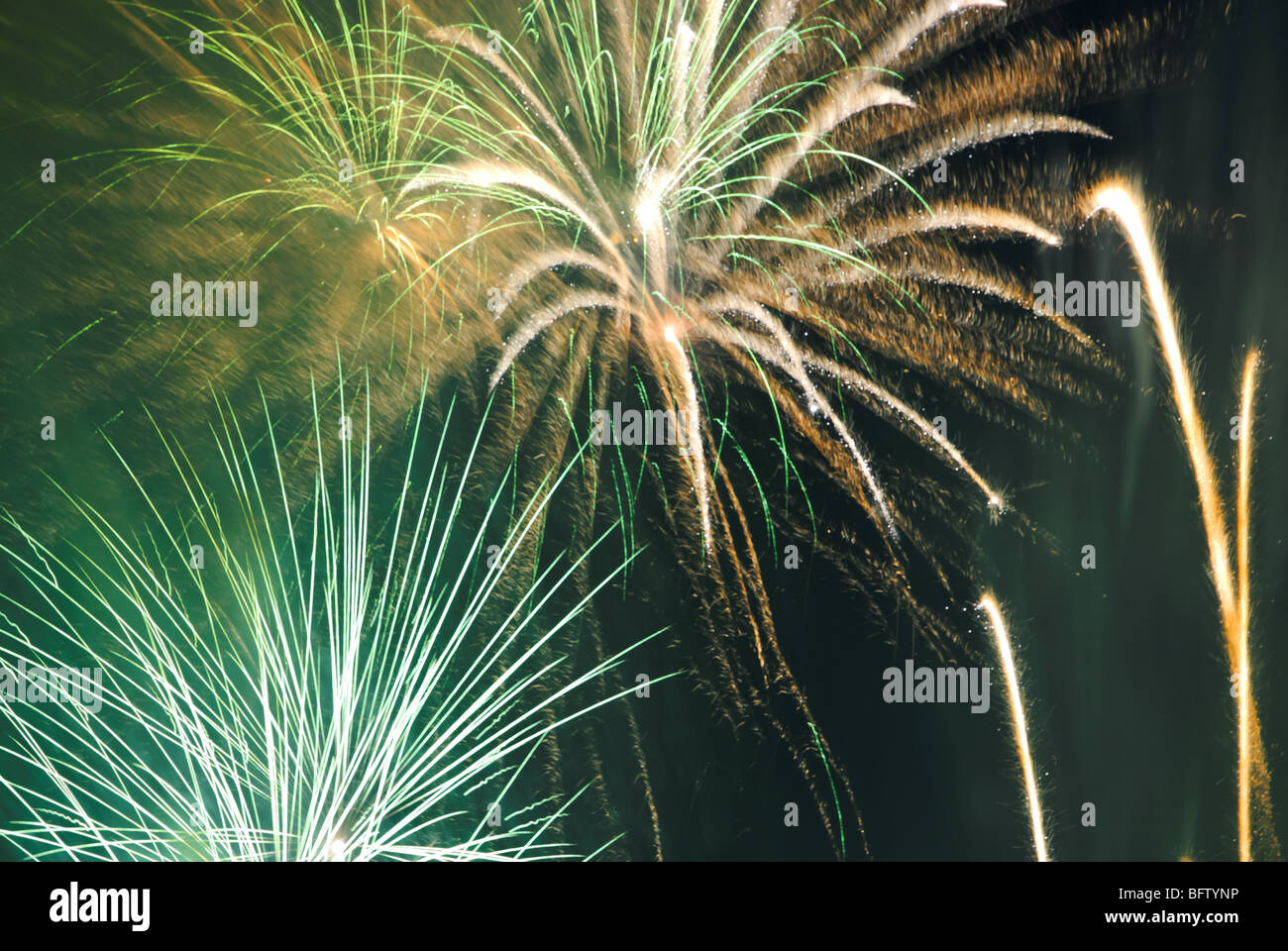 Fuochi d'artificio su comignoli e tetti Foto Stock